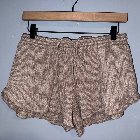 Cozy Beige Knit Shorts - Picture 2 of 3